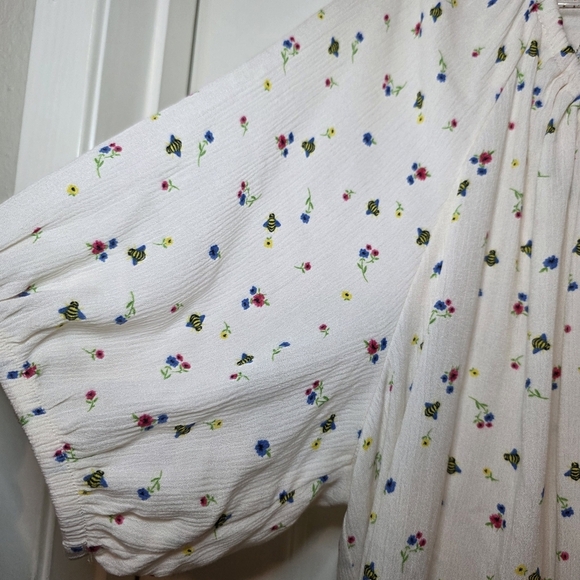 Torrid Cream Blouse with Floral Accents Sz 1X - Picture 2 of 10